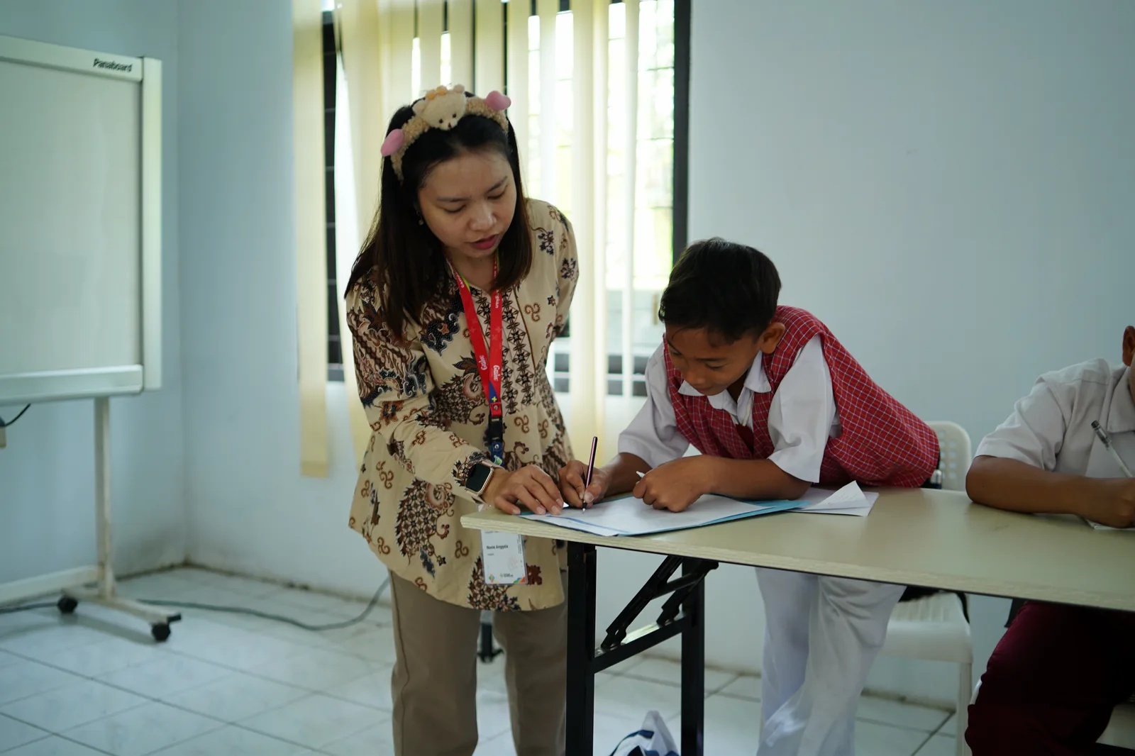 Fasilitator mendampingi siswa mengerjakan kegiatan numerasi di Lebak, Oktober 2026